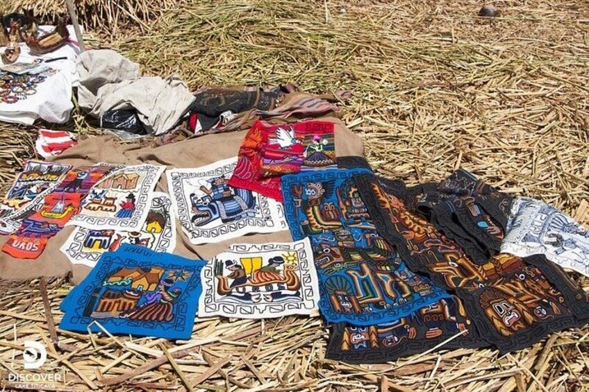 Diverse textielsoorten met inheemse patronen, uitgespreid op stro. 2