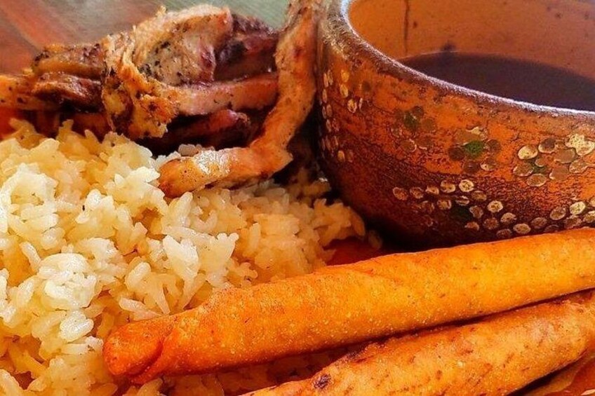 Une assiette de riz, un morceau de viande et un bol de sauce. 4