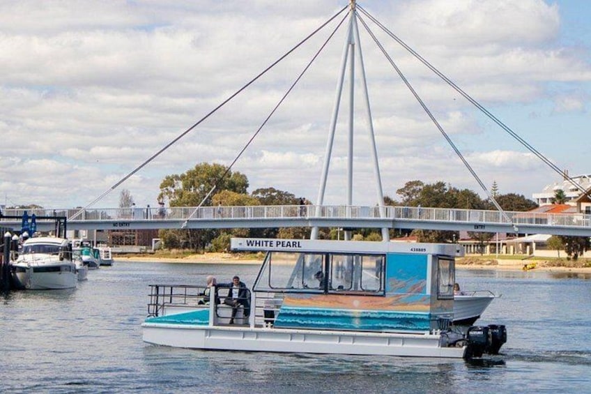 Un barco llamado 'WHITE PEARL' en un río, con un puente al fondo. 3