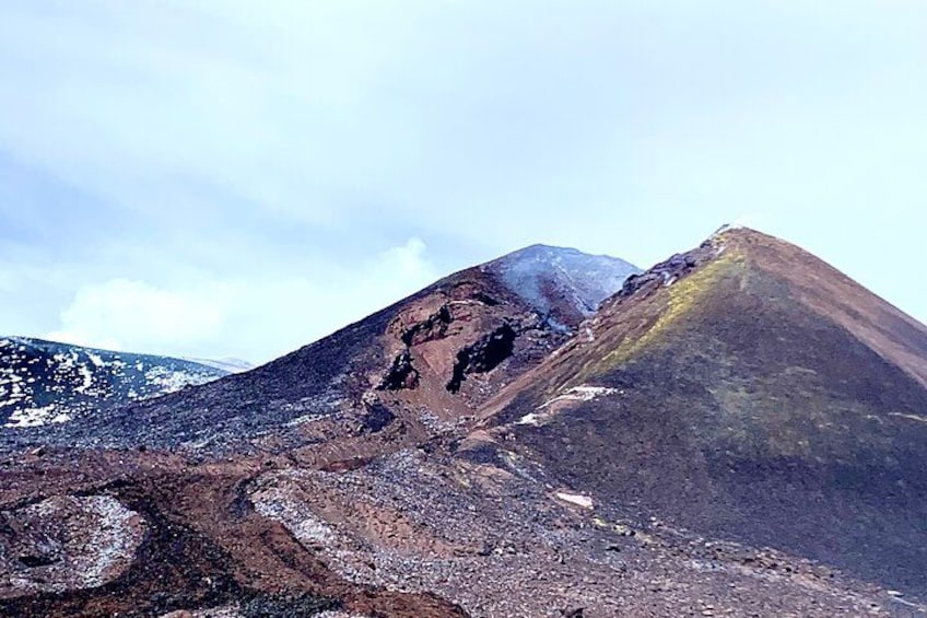 Un paisaje montañoso agreste con un pico destacado, terreno rocoso y vegetación escasa. 3