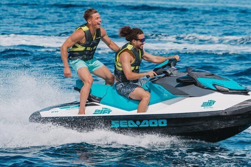 Dos personas sobre un jet ski en el océano. 2