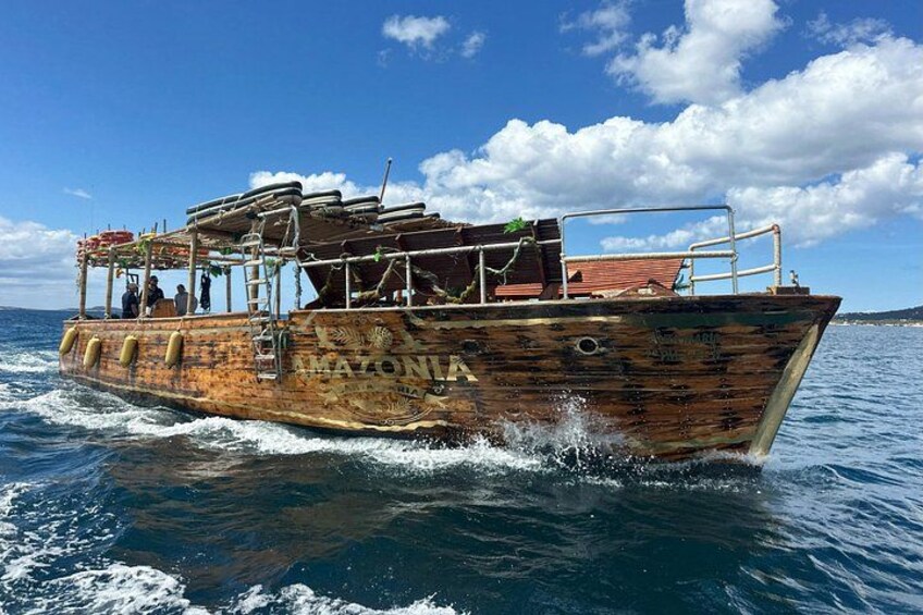 amazonia boat sailing 3