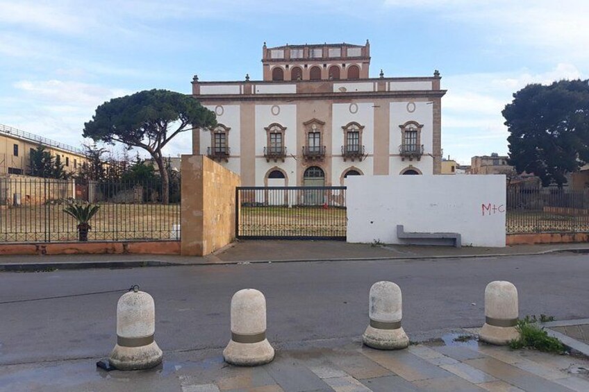 Tour of Villa Palagonia and Street Food itinerary in Bagheria 3
