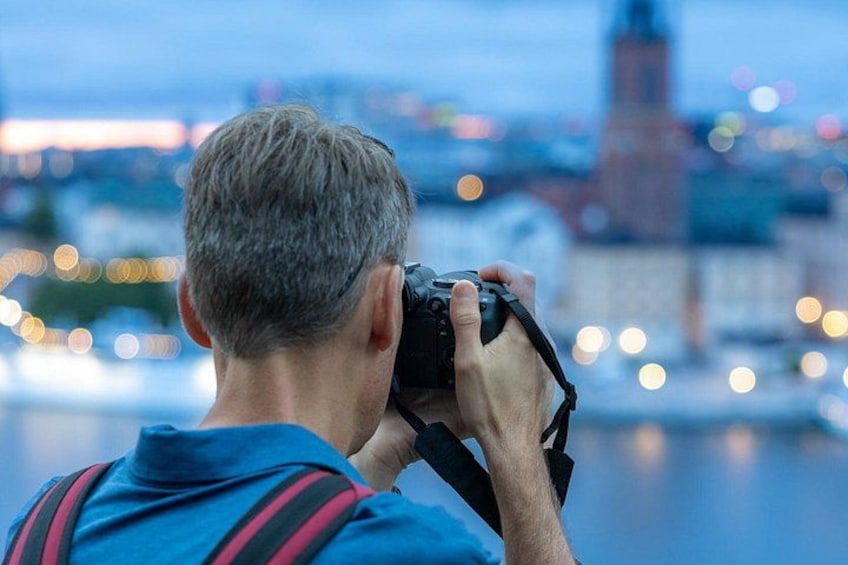 Una persona tomando una fotografía con una cámara. 5