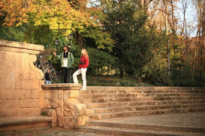 Una escalera de piedra en un parque con árboles al fondo. 3