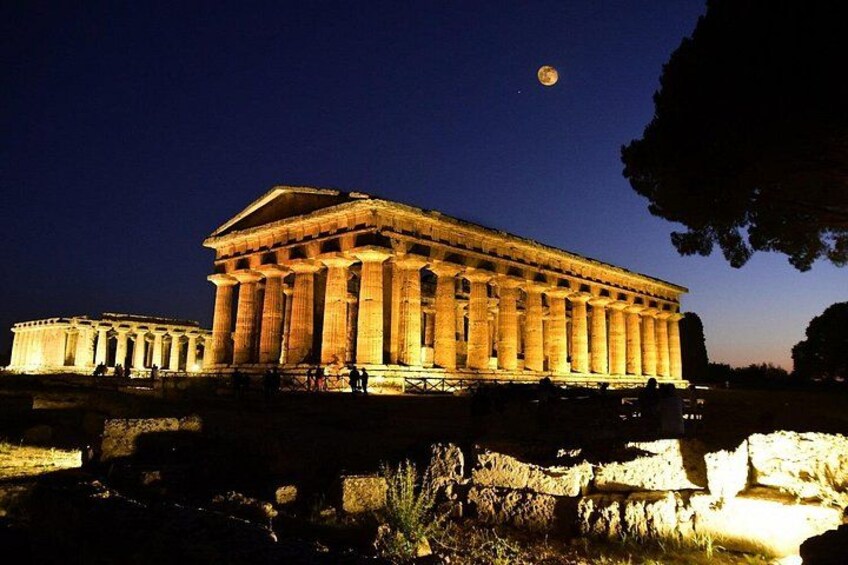 Il Partenone di notte con la luna nel cielo. 2