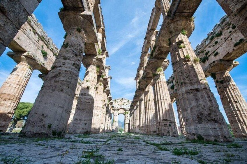 Antiche colonne in pietra e cielo sereno. 3
