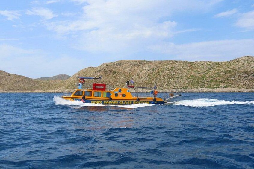Ein gelbes Boot mit dem Namen 'Dory Safari' auf dem Wasser, im Hintergrund eine felsige Landschaft. 3