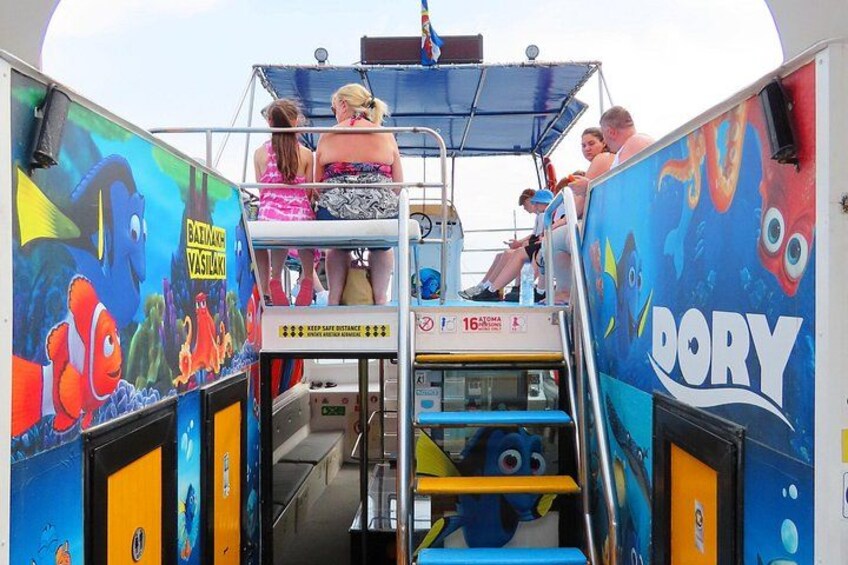 Ein farbenfrohes Schiff mit Dory und Nemo Figuren, einer Leiter und einem Schild mit der Aufschrift 'KEEP SAFE DISTANCE'. 5