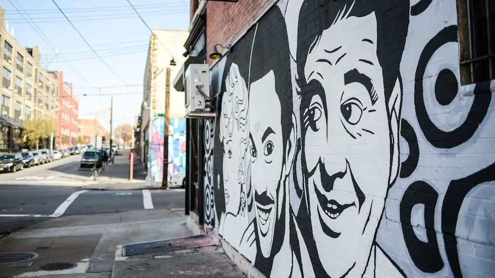 Une rue où l’on peut admirer une fresque murale. 5