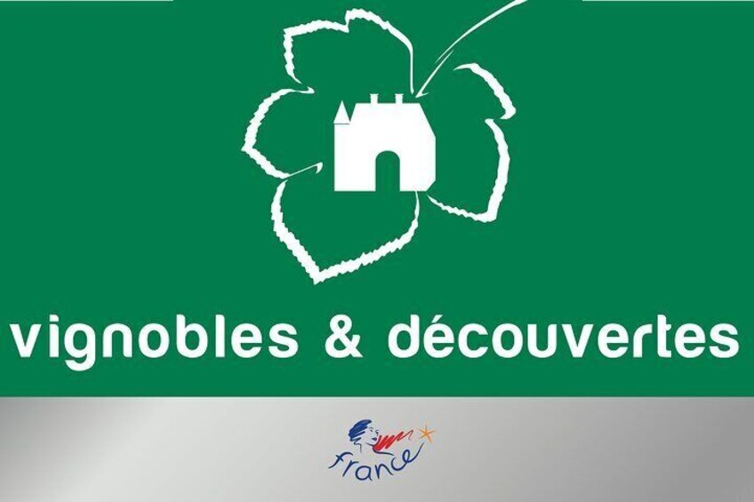 A green background with a white house and clover design, and the text 'vignobles & découvertes' along with a logo. 5