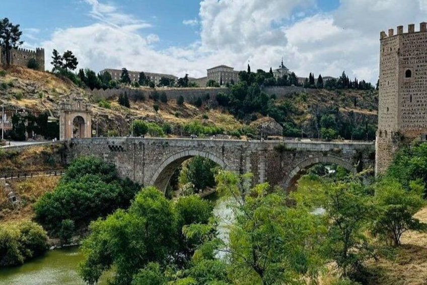 Un pont de pierre, un château et une rivière. 2