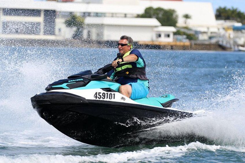 Una persona montando un jet ski sobre el agua. 4