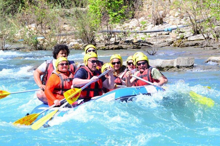 Un grupo de personas en balsas navegando por un río. 5