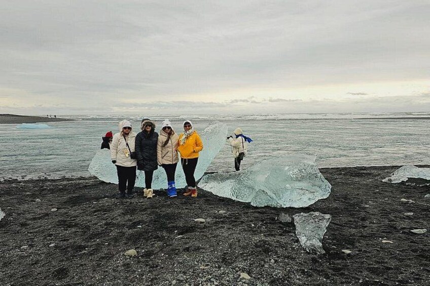 Diamond Beach & Jökulsárlón Floating Glacier Guided Day Tour 4