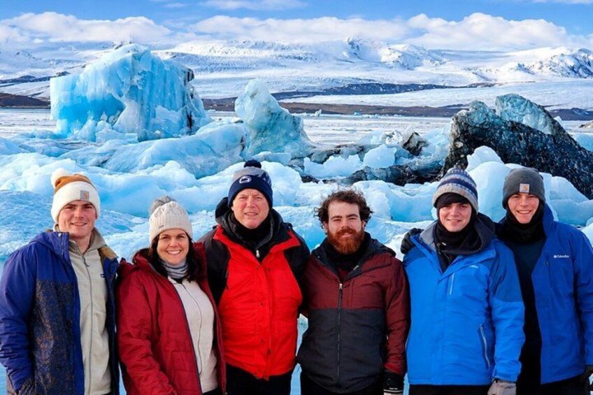 Un grupo de personas frente a formaciones de hielo. 4
