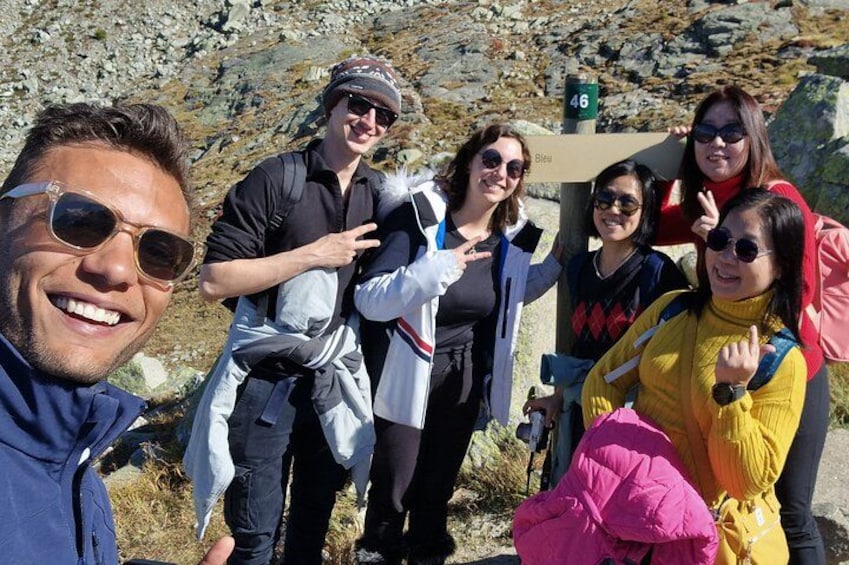 Young groups who love hikes 4