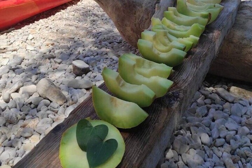 Un tronco di legno con fette a forma di cuore verdi disposte in fila. 2