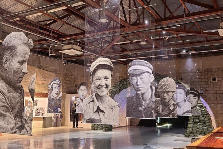 En museiutställning med stora porträtt och militära föremål. 3