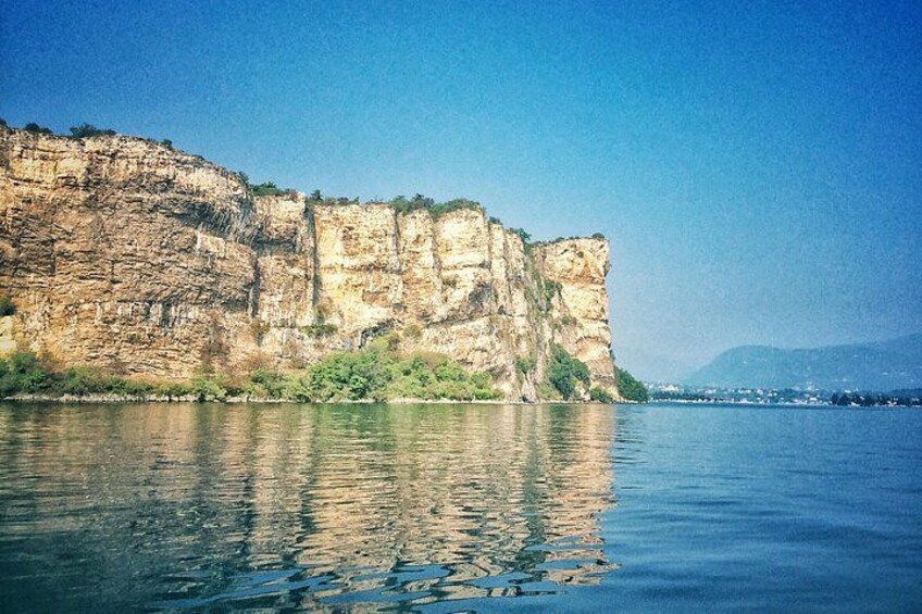 Boat Tour of Isola del Garda 3