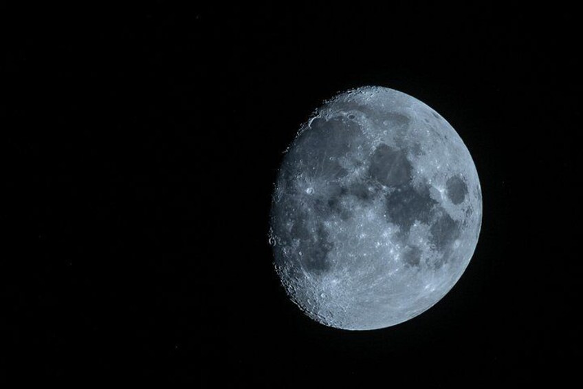 Observe the craters and incredible details of the Moon! 5