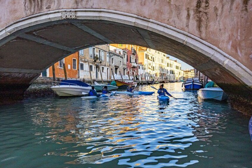 Sunset Kayak Tour in Venice: Discovering the City’s Canals 4