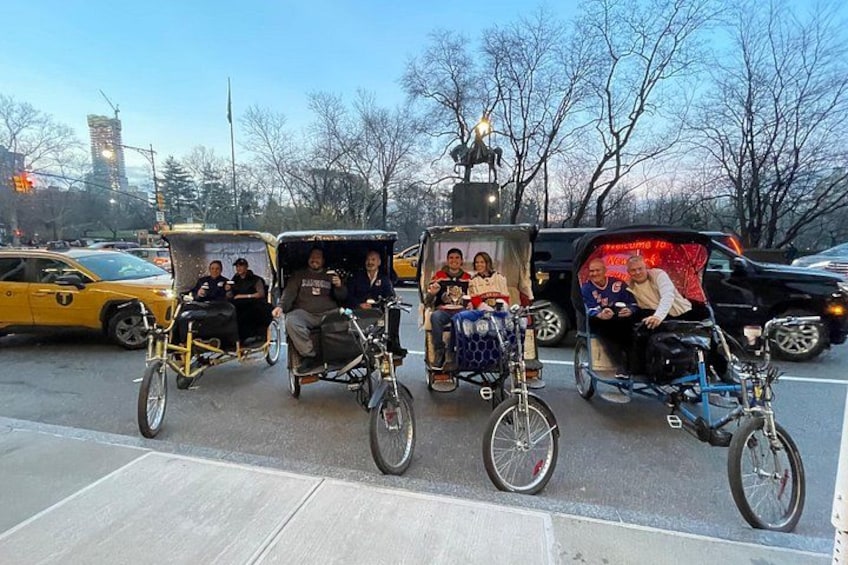Tre rickshaw-cyklar med passagerare på en stadsgata. 2
