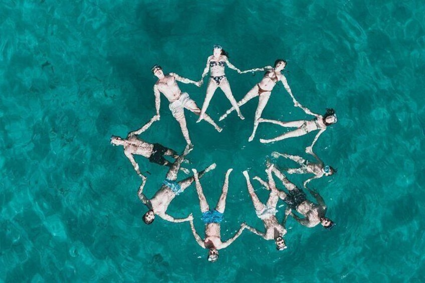 Un groupe de personnes nage dans une piscine à l’eau claire et bleue. 3