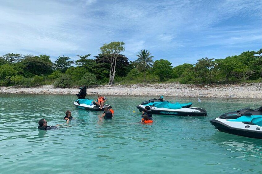 Des personnes à bord d'embarcations dans un cadre tropical, sous un ciel dégagé. 2