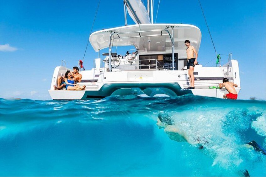 Catamaran + bbq lunch + drinks + snorkelling 1