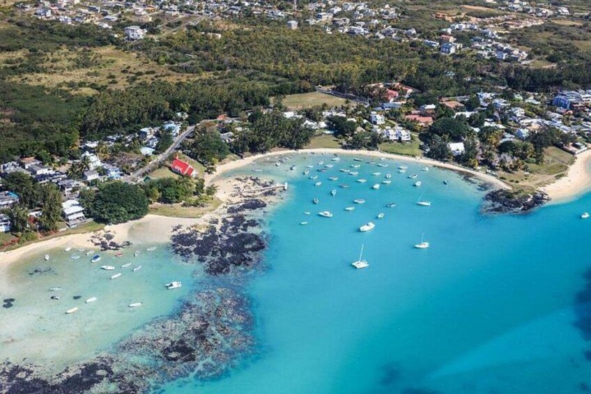 Experience the northern coast of Mauritius from the catamaran outside the lagoon 2