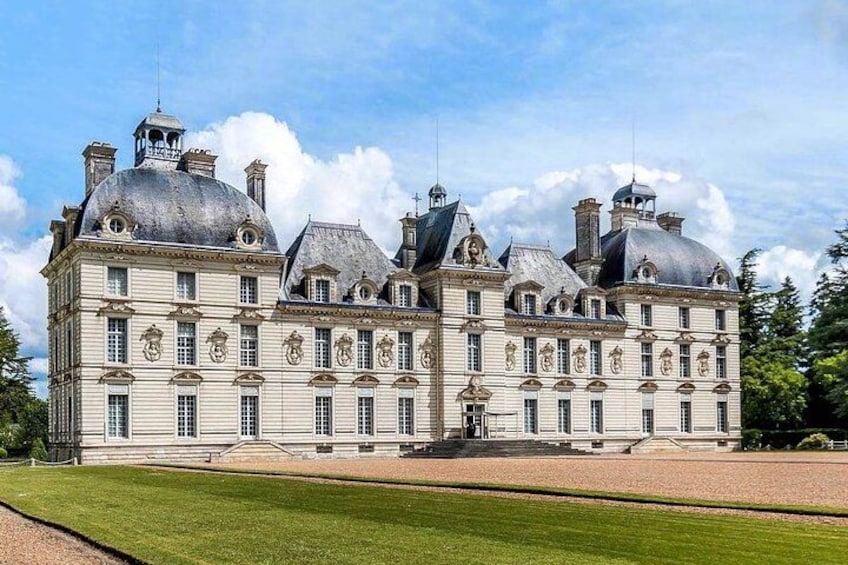 Un grand bâtiment historique doté de plusieurs dômes et d’une façade symétrique. 3