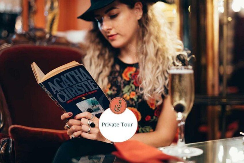 Una persona leyendo un libro llamado 'Agatha Christie' en un ambiente interior acogedor. 1