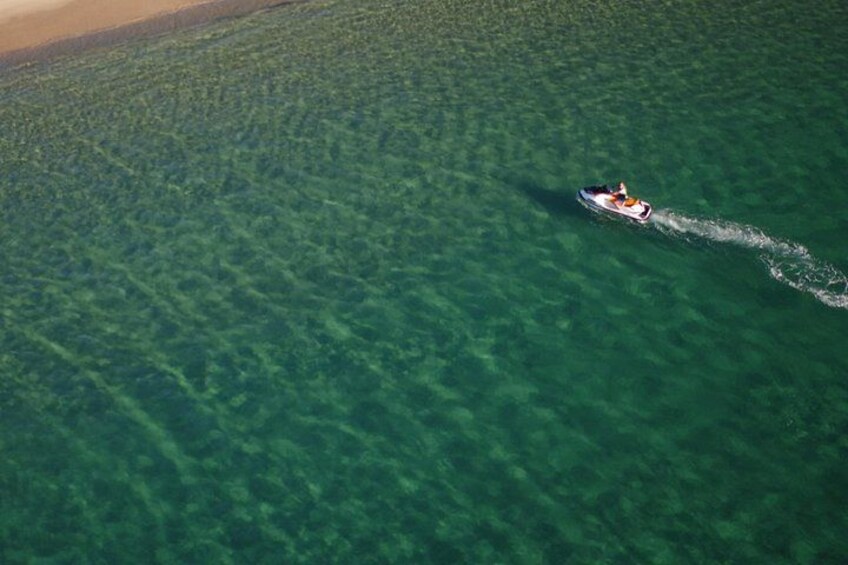 Een jetski op een heldere blauwe zee. 5