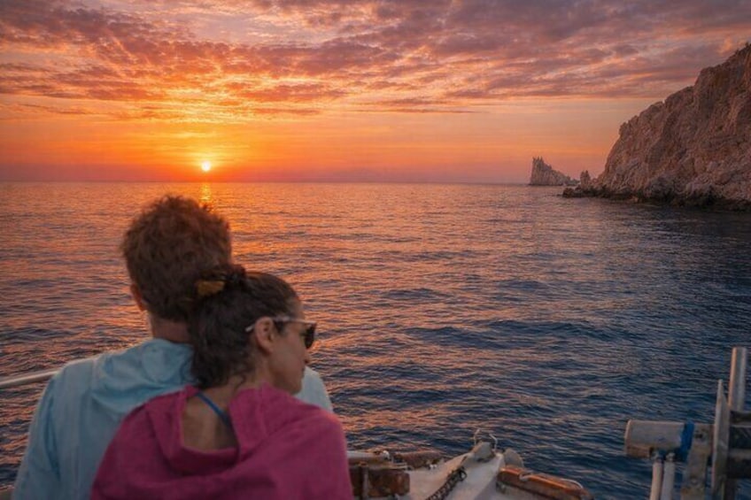 Un coucher de soleil sur l’océan, avec des falaises rocheuses. 5