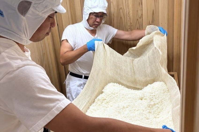 Kobe Sake Tour with Expert Guide: 3+ Breweries, Tastings Included 4