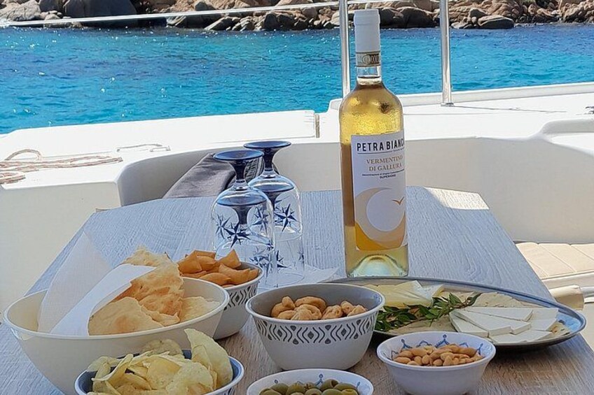 Een tafel met eten en drinken aan het water. 4