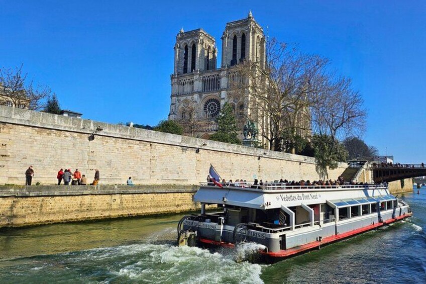 Paris Seine River Sightseeing Guided Cruise Vedettes du Pont Neuf 2