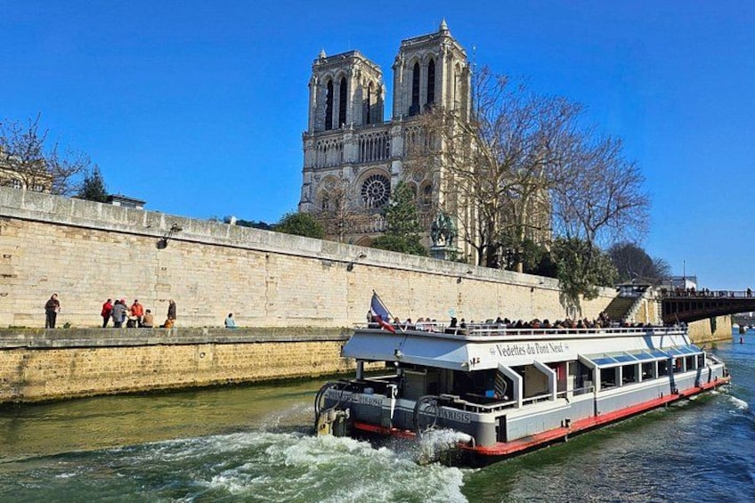 Paris Seine River Sightseeing Guided Cruise Vedettes du Pont Neuf 2