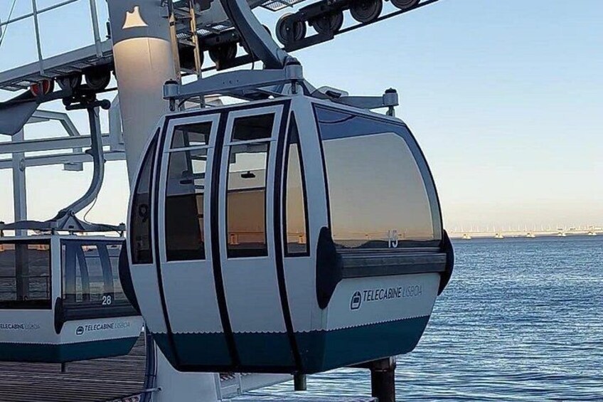 Un teleférico con la etiqueta 'TELECARINE LOBORCA' en un sistema de cables. 2