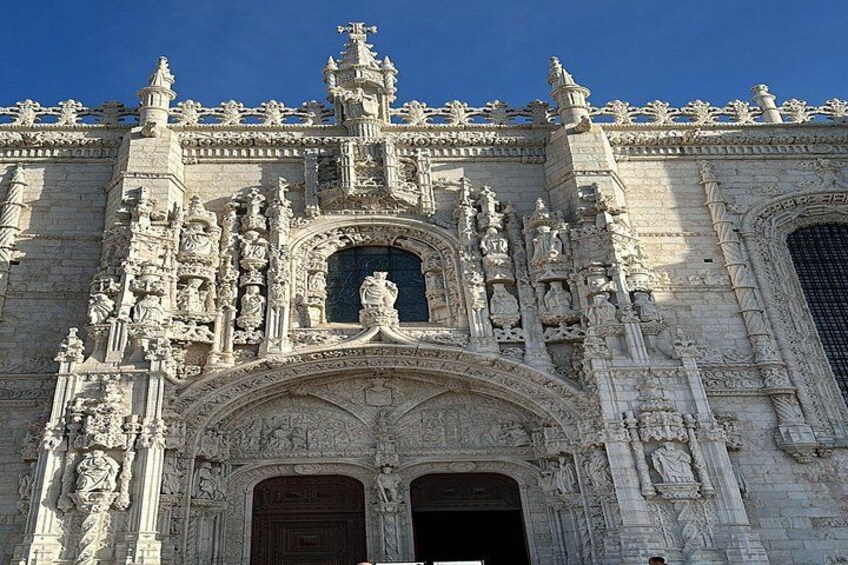 Fachada detallada de un edificio histórico con esculturas y adornos ornamentales. 4
