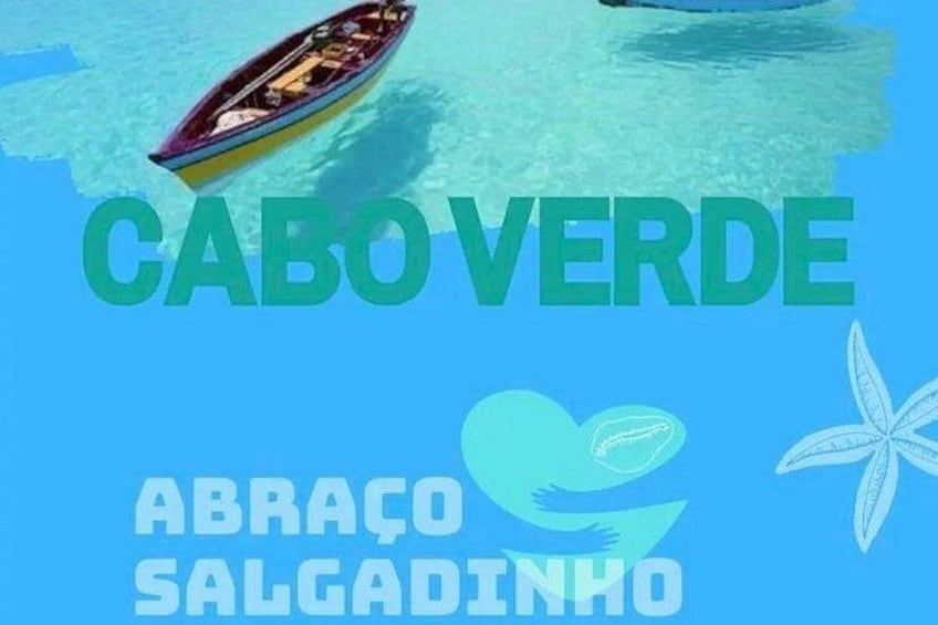 Een boot op een turquoise zee met de tekst 'CABO VERDE' en 'ABRAÇO SALGADINHO' op een blauwe achtergrond. 1