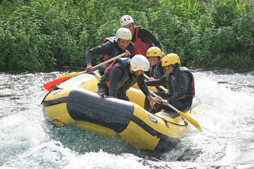 Eine Gruppe von Menschen in einem gelben Schlauchboot auf einem Fluss. 1