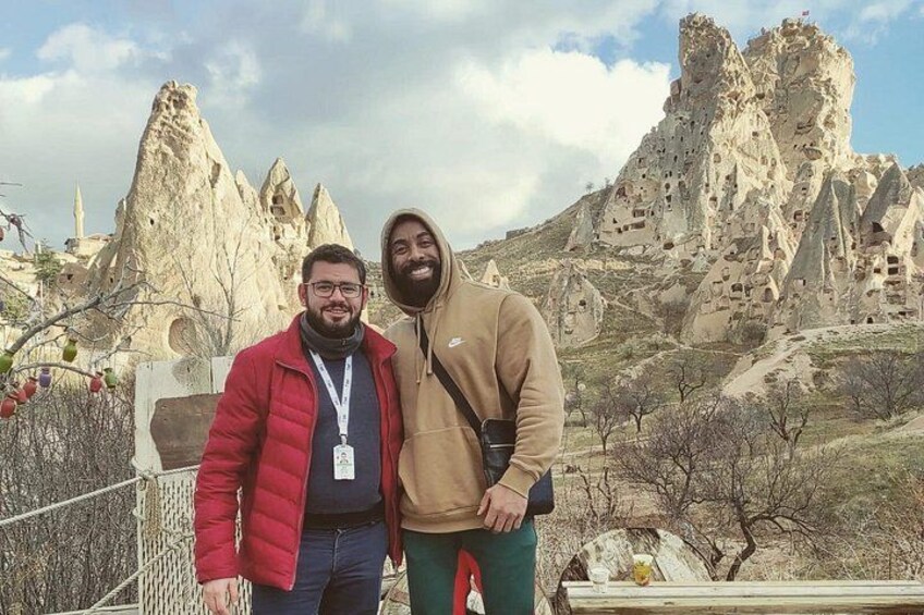 Dos personas frente a un paisaje rocoso con formaciones rocosas singulares. 2