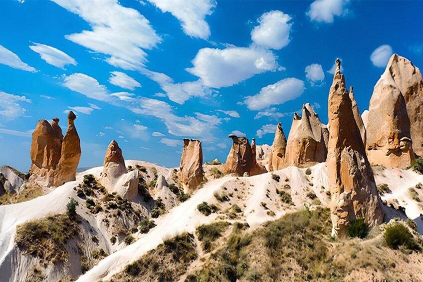 Un paisaje con formaciones rocosas singulares y cielo azul. 3