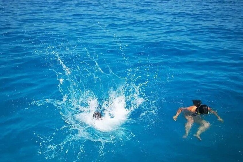 En person som simmar i havet. 3