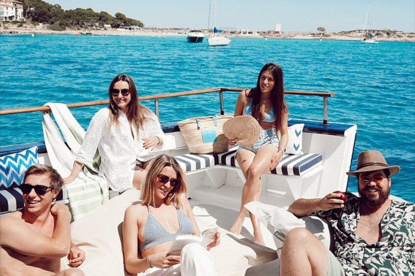 Un grupo de personas en un bote con un paisaje costero de fondo. 2