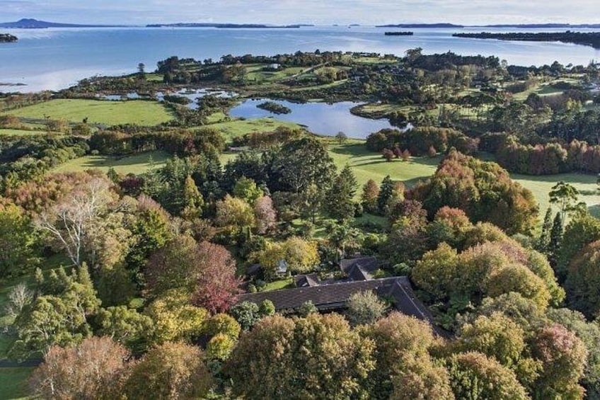Un parcours de golf avec des obstacles d’eau, entouré d’arbres et bordé par un plan d’eau. 1