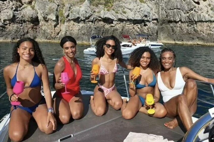 Eine Gruppe von Menschen in einem Boot in der Nähe von Felsen. 1