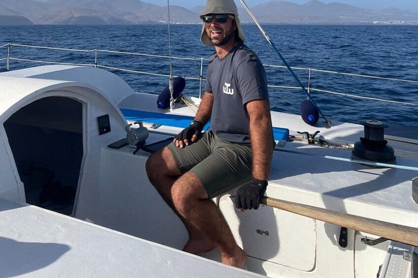 Une personne se trouve sur un bateau, avec un paysage montagneux en arrière-plan. 2